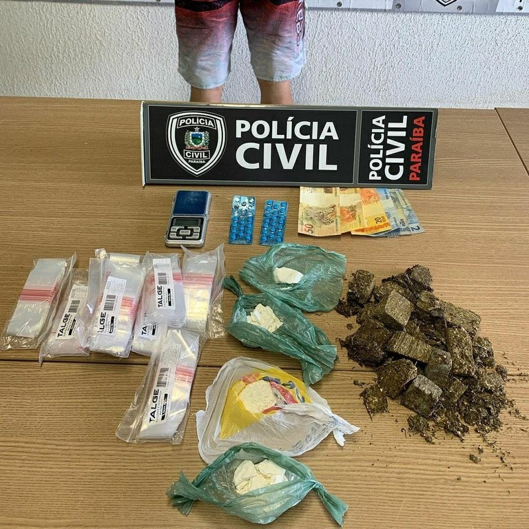 10032021 - Homem é preso após jogar bolsa com drogas sobre o telhado da própria casa.jpeg