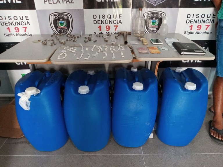 05042021 - Polícia Civil apreende apelotes de maconha e cocaína e 50 litros de lolo (4).jpeg