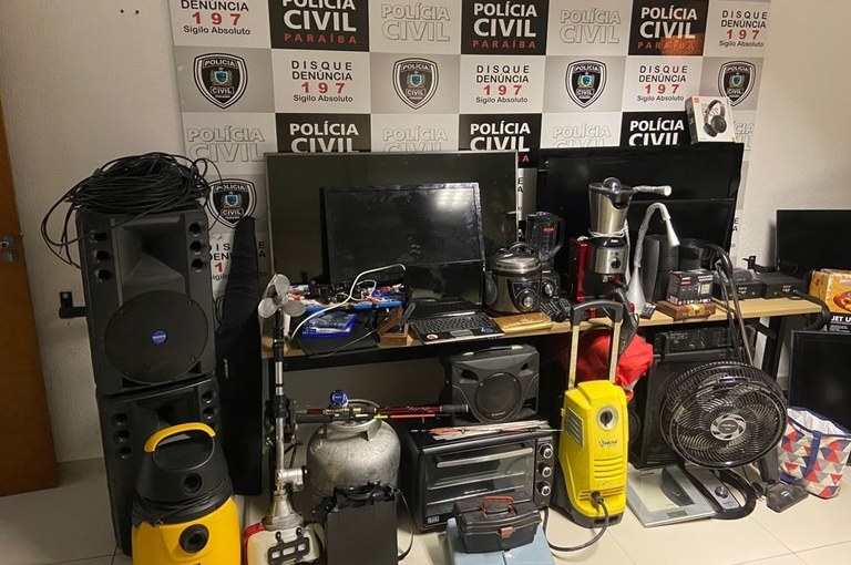 110921 - Polícia Civil prende mulher com vasto material roubado de lojas e residências.jpeg 110921 - Polícia Civil prende mulher com vasto material roubado de lojas e residências.jpeg