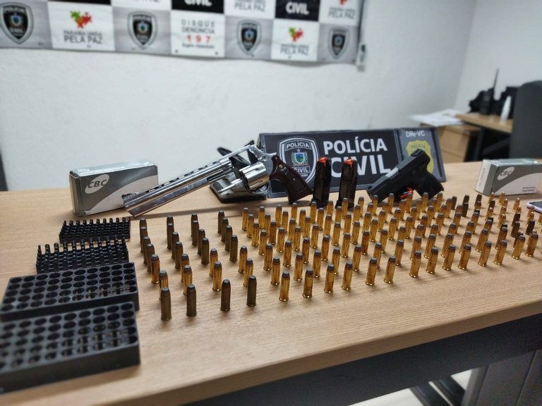 291121 - Polícia Civil prende mulher no momento em que embarcaria para levar armas e munições.jpeg